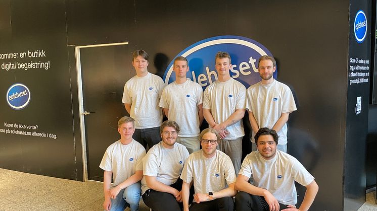 Fra venstre, foran: Mathias Friis Rummelhoff, Bernard Sverre Håvardsholm, Christer Wara og Erik Khan. Fra venstre, bak: Jesper Blomquist, André  Sumstad, Anders Kirkerød Wold og Max-Adrian Holthe. (Foto: Erik Khan). 