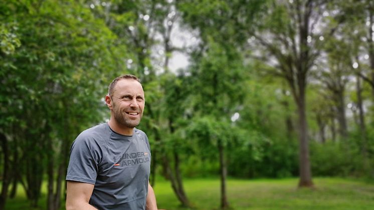 Friidrottaren Mattias Sunneborn har börjat tävla i discgolf och tränar ofta på Järva. - Järva DiscGolfPark betyder mycket för idrotten och friskvården, säger han.