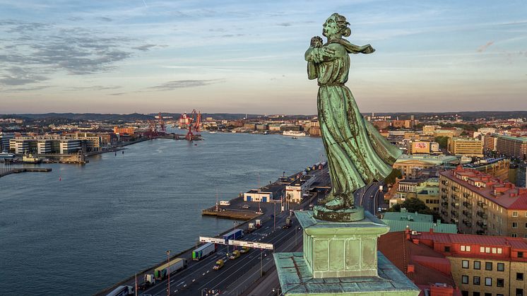 På toppen av Sjömanstornet står Ivar Johnssons bronsskulptur Kvinna vid havet. 