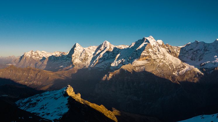 Station Birg im Abendlicht vor Eiger, Mönch und Jungfrau