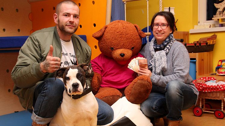 Peter Trautmann und Kerstin Stadler präsentieren stolz die Spendensumme im Geschwisterzimmer des Kinderhospizes
