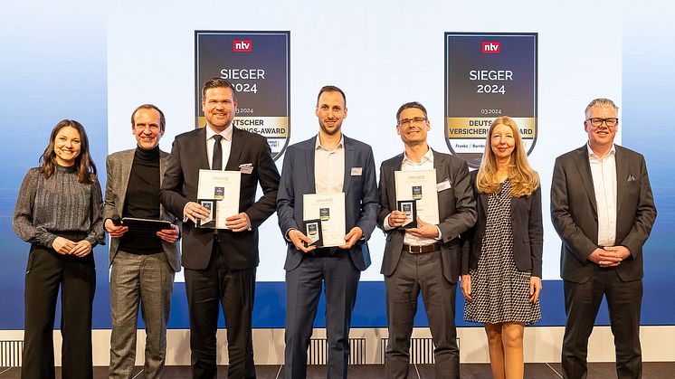 Für die ALLRECHT nahm DEURAG-Produktmanager Kevin Knürr (m.) den Deutschen Versicherungs-Award entgegen. Foto: Thomas Ecke