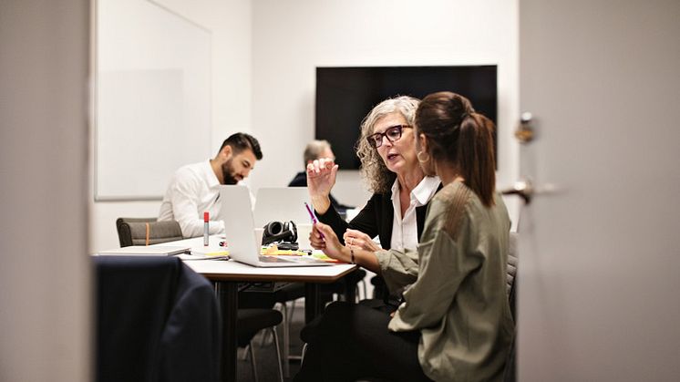 Personer i konferensrum