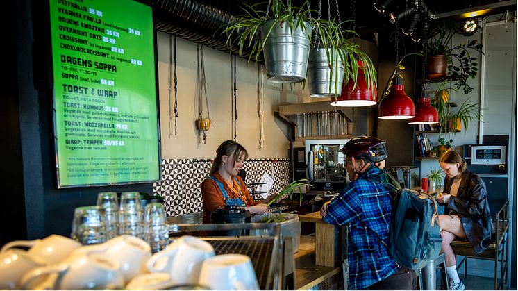 Wilma Lagerman, föreståndare på Kafé Frilagret, tar emot veckans färska närodlade grönsaker som levereras av Nina Wängberg från ekologiskt jordbruk i Hisings backa. Foto: Pär Johansson.