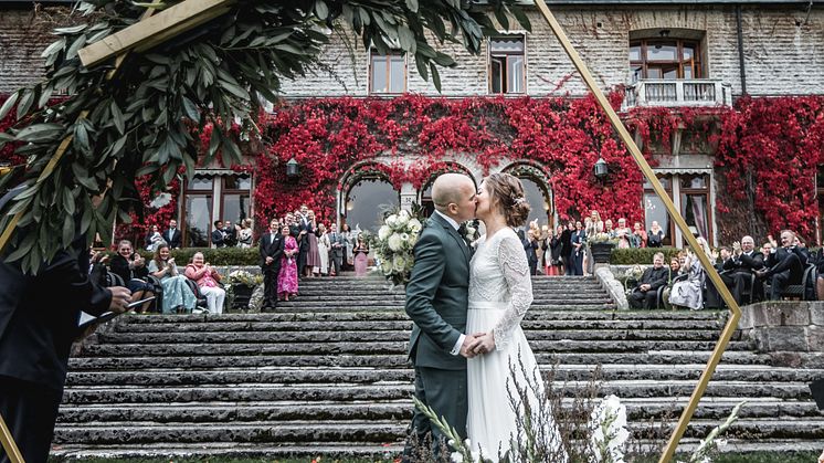 Bröllopspar på Bjertorp Slott. Fotograf: Christopher Agbajogu