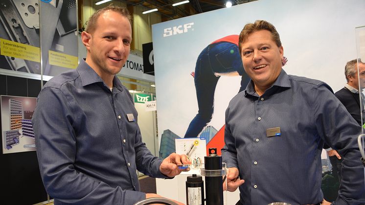 Jörgen Wingårdh och Johan Fritzon visar nya ställdonet CAHB 22 i SKF:s monter.
