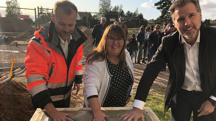 Peter Stråhlin, Åhlin och Ekeroth, Cecilia Burenby, kommunstyrelsens ordförande i Mjölby och Anders Stjärnberg, vd HSB Östergötland, skapar konstverk i betong under måndagens första spadtag för HSB brf Tallkotten