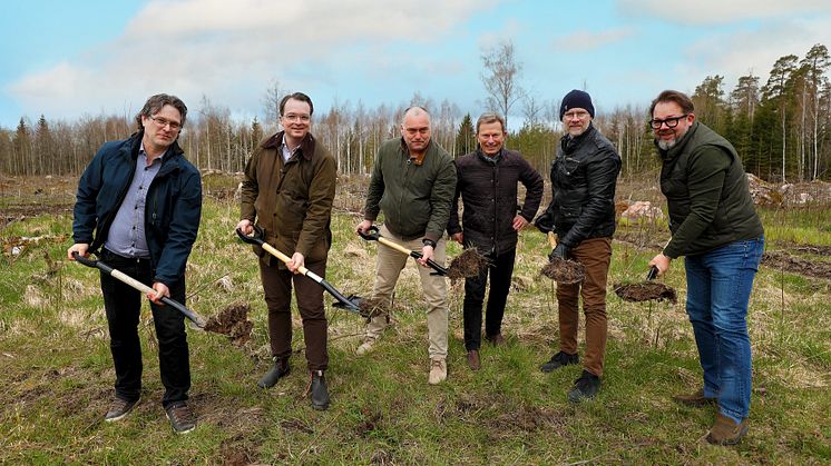 Första spadtaget: Pär Holm, seminstationschef, Viktor Tornberg, ordf Svenska Köttföretagen, Johan Eriksson, ordf Sveriges Grisproducenter, Hans Agné, VD Svenska Köttföretagen, Anders Drottja, regeringskansliet, Jari Pustinen, kommunalråd Eskilstuna