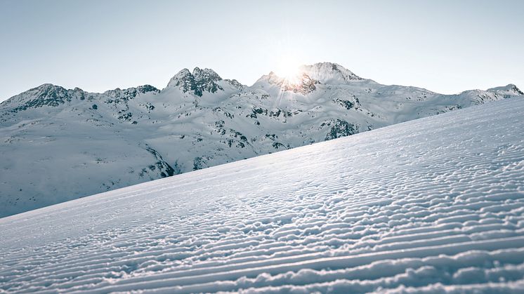 Sonnenaufgang im Skigebiet, Splügen in Graubünden.