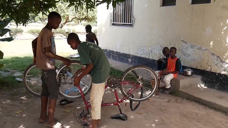 SOS barnbyar i Gambia får en vatteninstallation av Comfort