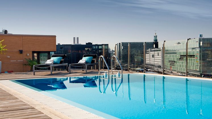 The roof top pool at Clarion Hotel Sign