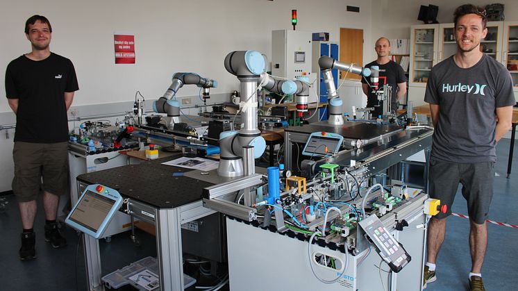 Netop udlærte automatikteknikere Magnus Sørensen, Nicklas Pedersen og Peter Hemmje Nielsen fremviser deres svendeprøve på Industri 4.0-anlæg på TEC, Videnscenter for Automation og Robotteknologi.