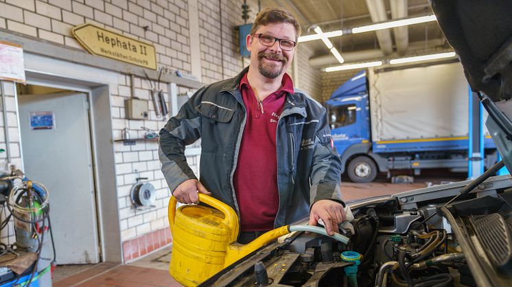 Gibt Tipps, wie das Auto fit für den Frühling gemacht wird: Hephata-Fuhrparkleiter Stefan Faber.