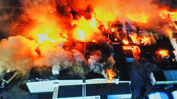 Polarbröds fabrik har inte kunnat räddas. Räddningstjänsten arbetar med att  förhindra spridning till angränsande byggnader.