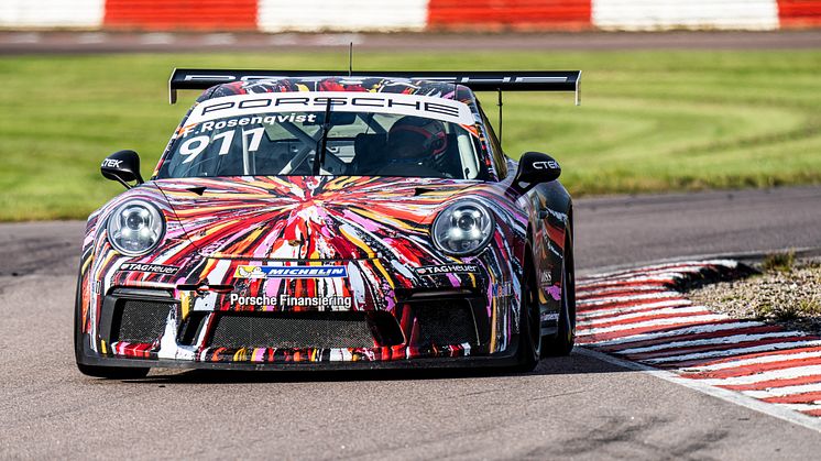 Under mästerskapsfinalen av Carrera Cup 2021 förgyllde Rosenqvist startfältet med en Porsche 911 GT3 Cup i en praktfull specialdesignad livery signerad den tidigare F1-föraren Stefan ”Lill-Lövis” Johansson.