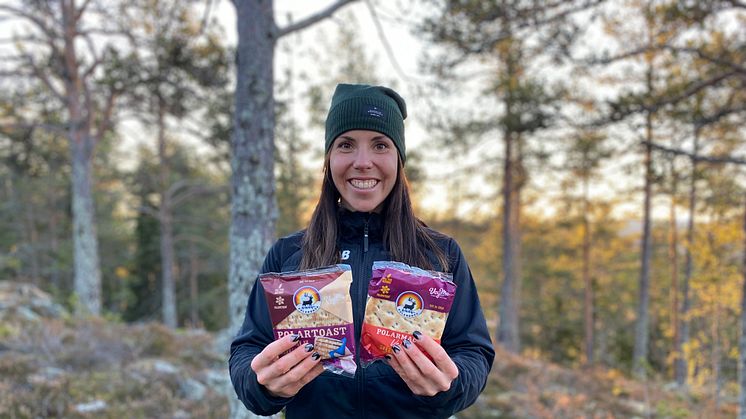 Charlotte Kalla håller upp de nya veganska färdiga smörgåsarna Polartoast Barbecue och Polarmacka Skärgårdsröra.