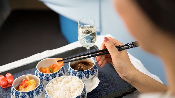 Tack vare AI minskar KLM matsvinnet ombord med upp till 63 procent. Genom att räkna ut hur många av de bokade passagerarna som förväntas gå ombord kan man räkna ut exakt hur många måltider som behövs under flygningen. 