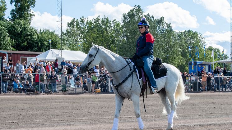 Outridern Camilla Olsson och hästen Simon kommer till Hugo Åbergskvällen på Jägersro. Foto: Mikael Rosenquist