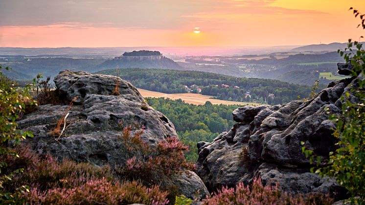 Osterzgebirge Sächsische Schweiz Elbsandsteingebirge, Aussicht zur Burg Königstein ©Jens Wegener