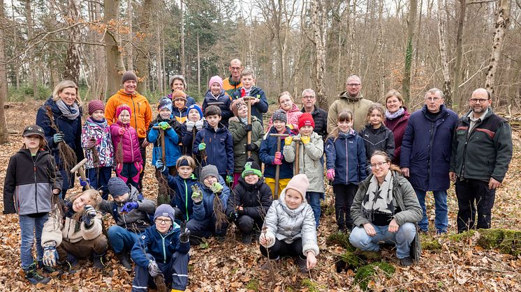 Einsatz für das Klima: Wasserforum Lüneburg und Avacon Wasser führen Baumpflanzaktion mit Schulklasse durch