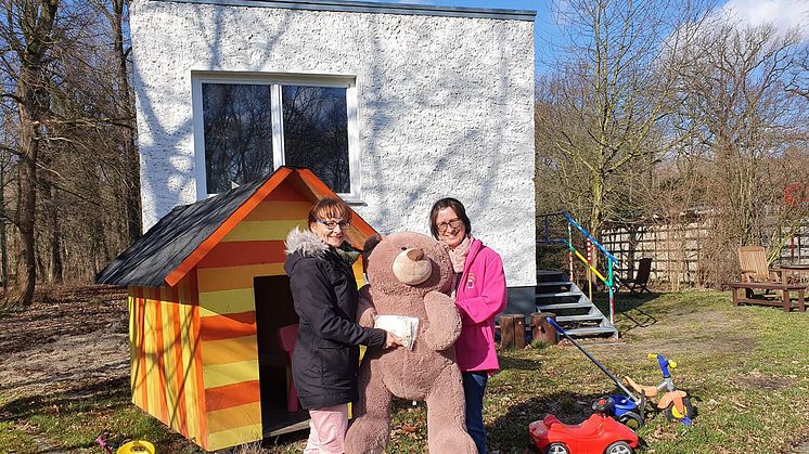 Katja Scholtz übergab die Spende an Kerstin Stadler vom Kinderhospiz Bärenherz