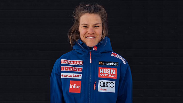 Ski Team Sweden Alpine får ny klädsponsor. Här är Anna Swenn Larsson i jacka från nästa säsongs kollektion från Huski Wear, Foto: Emrik Jansson