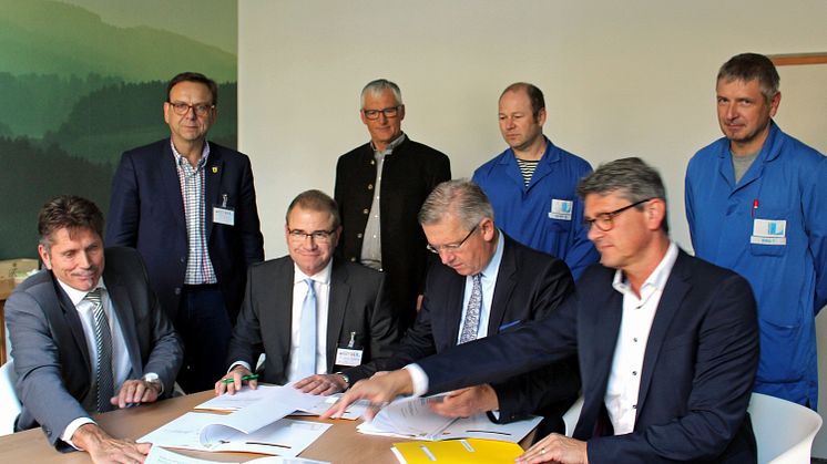 Das Bayernwerk plant, errichtet und betreibt künftig beim Kooperationspartner Linhardt in Viechtach ein Blockheizkraftwerk zur hocheffizienten Eigenstromnutzung. Am Dienstag, 17. Oktober 2017, wurden die Verträge unterzeichnet.