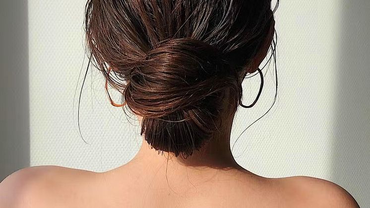 Sæt håret i en smuk ”messy bun” til årets fester