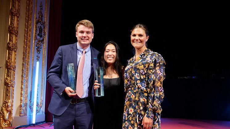 H.R.H. Crown Princess Victoria of Sweden presents Ryan Thorpe and Rachel Chang from the USA with their 2017 Stockholm Junior Water Prize (CREDIT: SIWI Stockholm International Water Institute)
