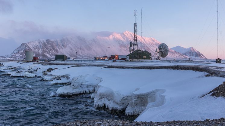 Utestasjonen Isfjord Radio hylles med omfattende og fascinerende historiebok i forbindelse med 90-årsmarkering.