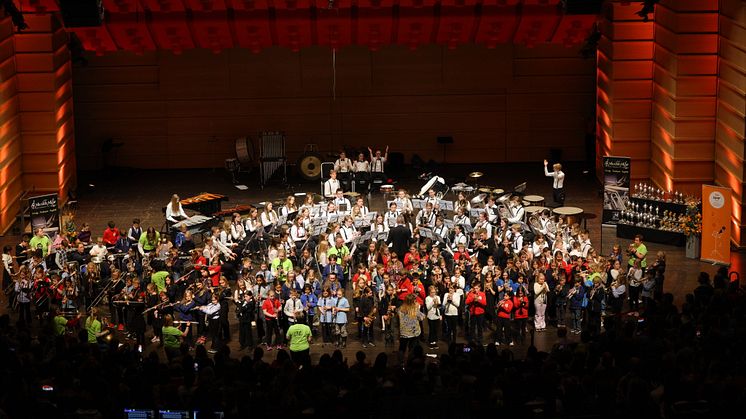 Festkonsert Hordaland Ungdomskorps med aspirantseminaret på scenen