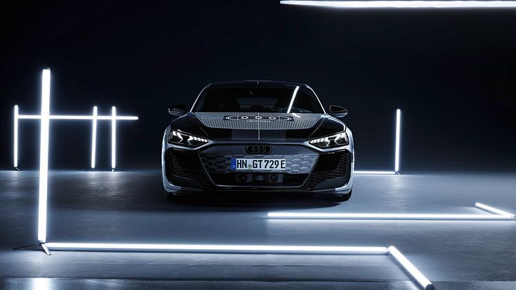Audi e-tron GT prototype med black camouflage