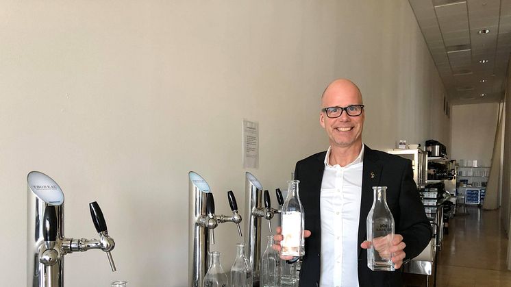 Carl Hallgren, försäljnings- och marknadschef på Karlstad CCC, visar upp flaskorna de fyller på med kranvatten.