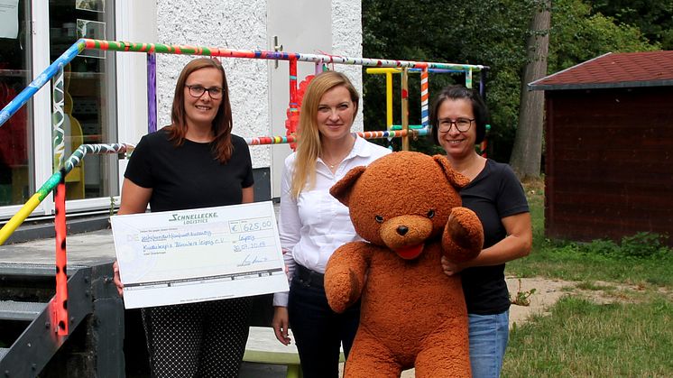 Annika Gorny und Julia Britzke von Schnellecke Logistics sowie Kerstin Stadler vom Kinderhospiz präsentieren stolz den Spendenscheck