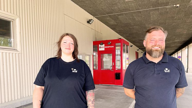 Stationschef Nelly Lindholm och regionchef Fredrik Walther på plats utanför den nya lokalen