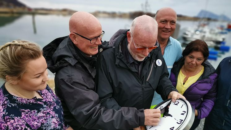Malin, Kjell Ove, Oddmund, Hallvard and Anne-Grete destroying a watch at Sommarøy. 