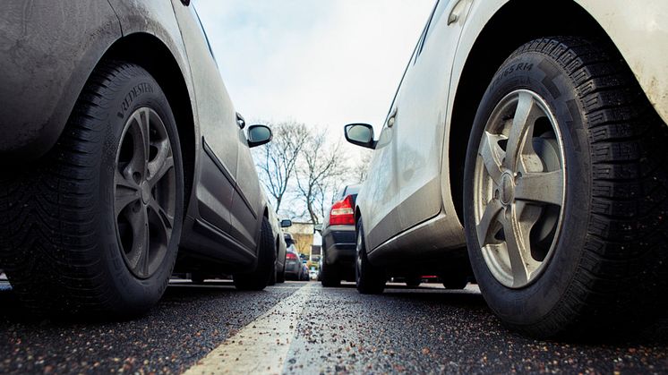 Parkeringsskatt kan ge minskade utsläpp och bättre kollektivtrafik.