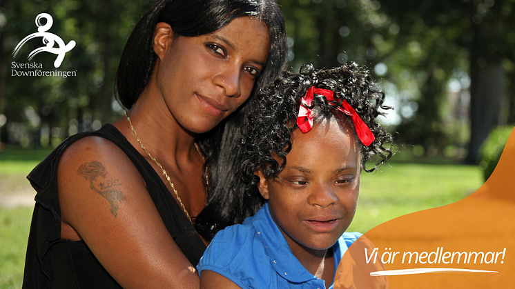Bild på en kvinna tillsammans med sin dotter med Downs syndrom