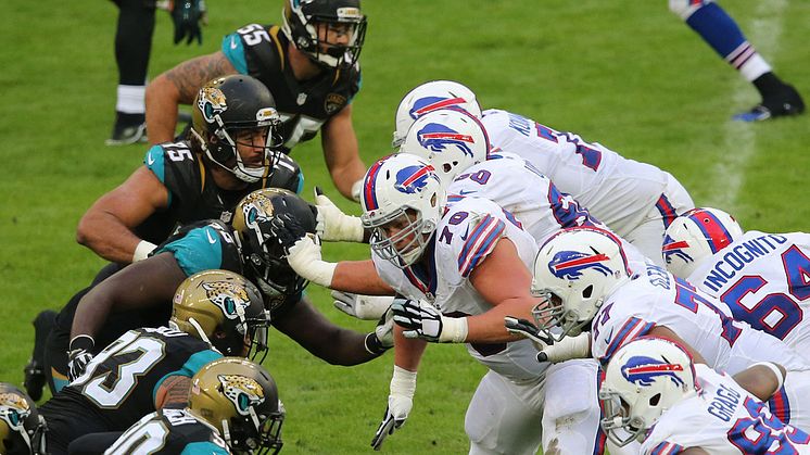  Jacksonville Jaguarsin puolustus taistelemassa Buffalo Billsin hyökkäyksen linjan kanssa