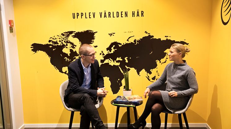 Solresors ekonomichef Johan Bivrén samtalar med Johanna Nygren som ansvarar för lönearbetet.