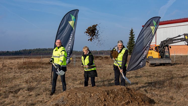 Nu tas första spadtaget i Jönköping Airports utbyggnad.