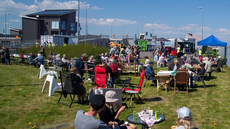 Det bjuds på korv och kaffe i återbrukade möbler. Bild från Renhållningen Kristianstads 130-årskalas på Returum år 2023.