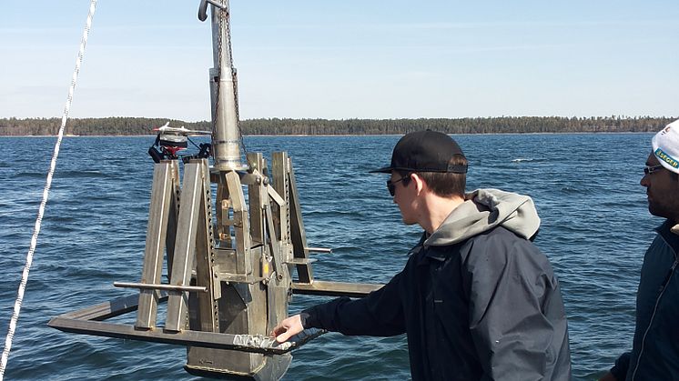  Forskare från Stockholms universitet tar sedimentprov från havsbotten utanför Askö.