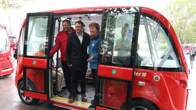 Ruters administrerende direktør Bernt Reitan Jenssen, byråd for miljø og samferdsel Arild Hermstad og ordfører Marianne Borgen ble med på første kjøretur med de selvkjørende bussene. Foto: Ruter