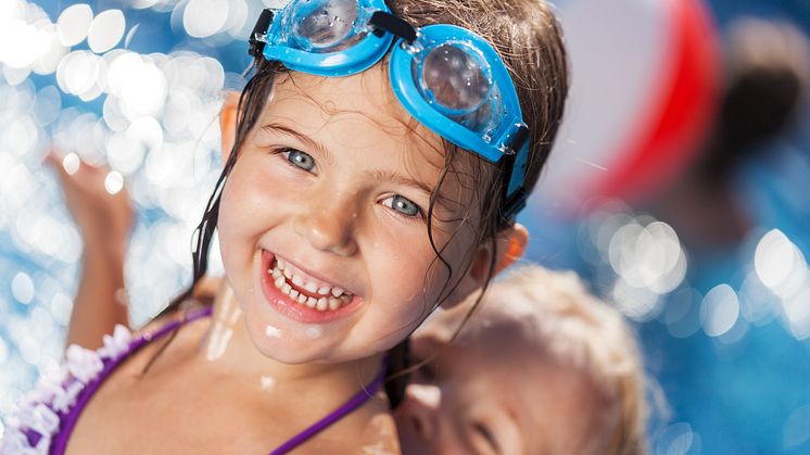 Gratis simskola ger fler barn möjlighet att lära sig simma under sommaren.