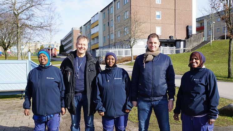 Miljövärdarna Sofia Hussein Muhamud, Sahro Nuurali och Mulki Hiraabe här tillsammans med Owe Andreasson, besiktningsman Uddevallahem och Mattias Pettersson Pohl, förvaltare norr Uddevallahem. 