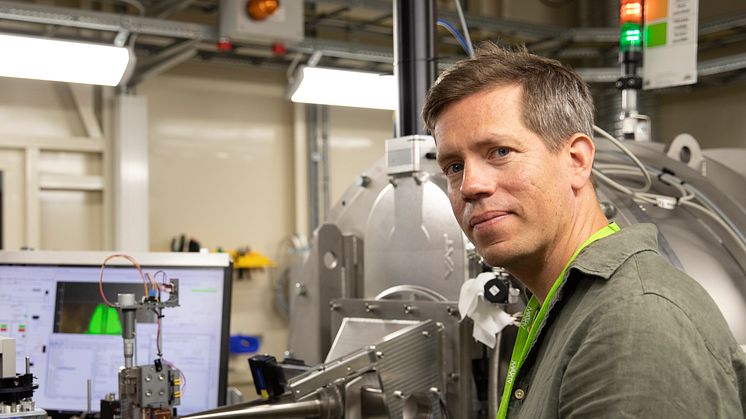 Magnus Andersson på MAX IV-laboratoriet i Lund, vid experimentuppställningen på strålröret CoSAXS. Foto: Emelie Hilner