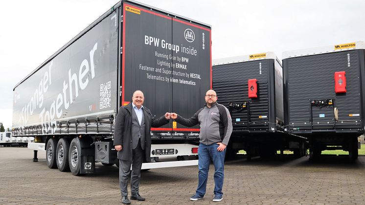 Gemeinsam stärker: Ralf Merkelbach (l.), BPW und Thomas Eibelshäuser, TIP Trailer Services Germany, mit den super-effizienten Trailern der #Strongertogether Edition. 