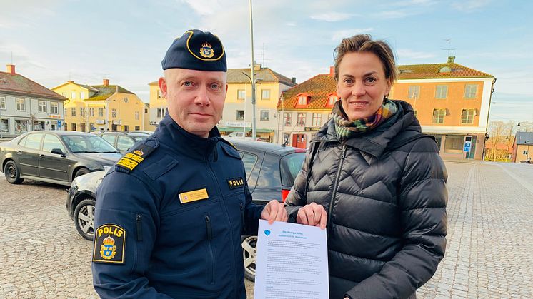 Mats Scherp, lokalpolisområdeschef och Caroline Dieker, kommunstyrelsens ordförande med det nya medborgarlöftet för Askersunds kommun.