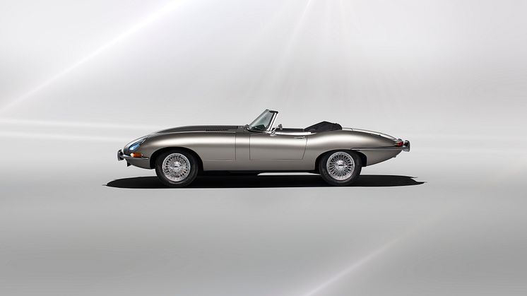 Jaguar E-TYPE Classic side